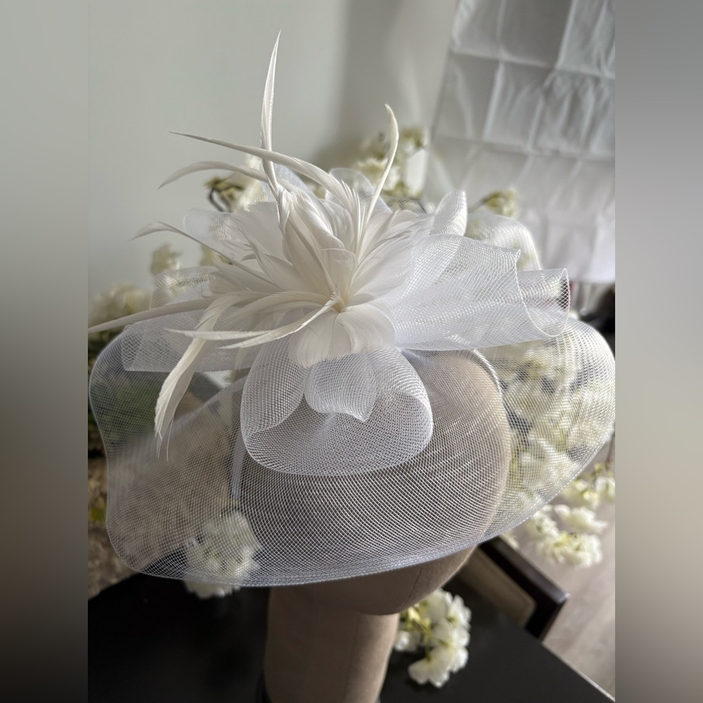 Elegant White Feathered Women's Hat